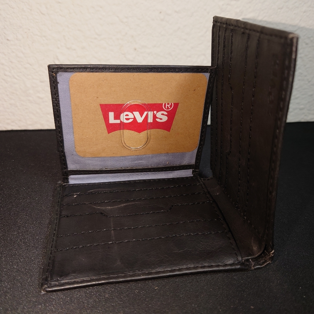 NEW Levi's bifold wallet